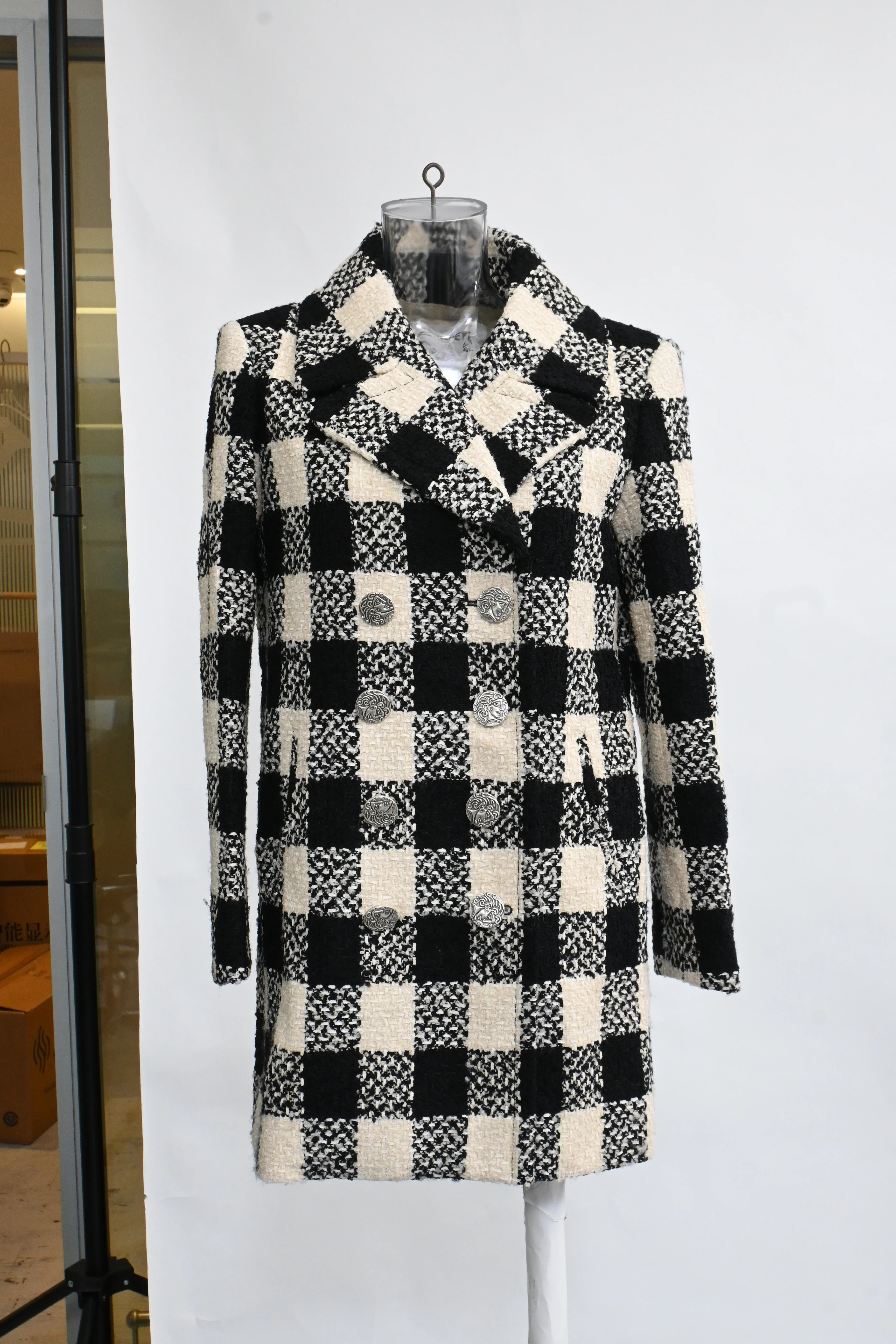 Women's Chanel Tweed Checked Double-Breasted Coat in Multicolor Cotton - Image 6