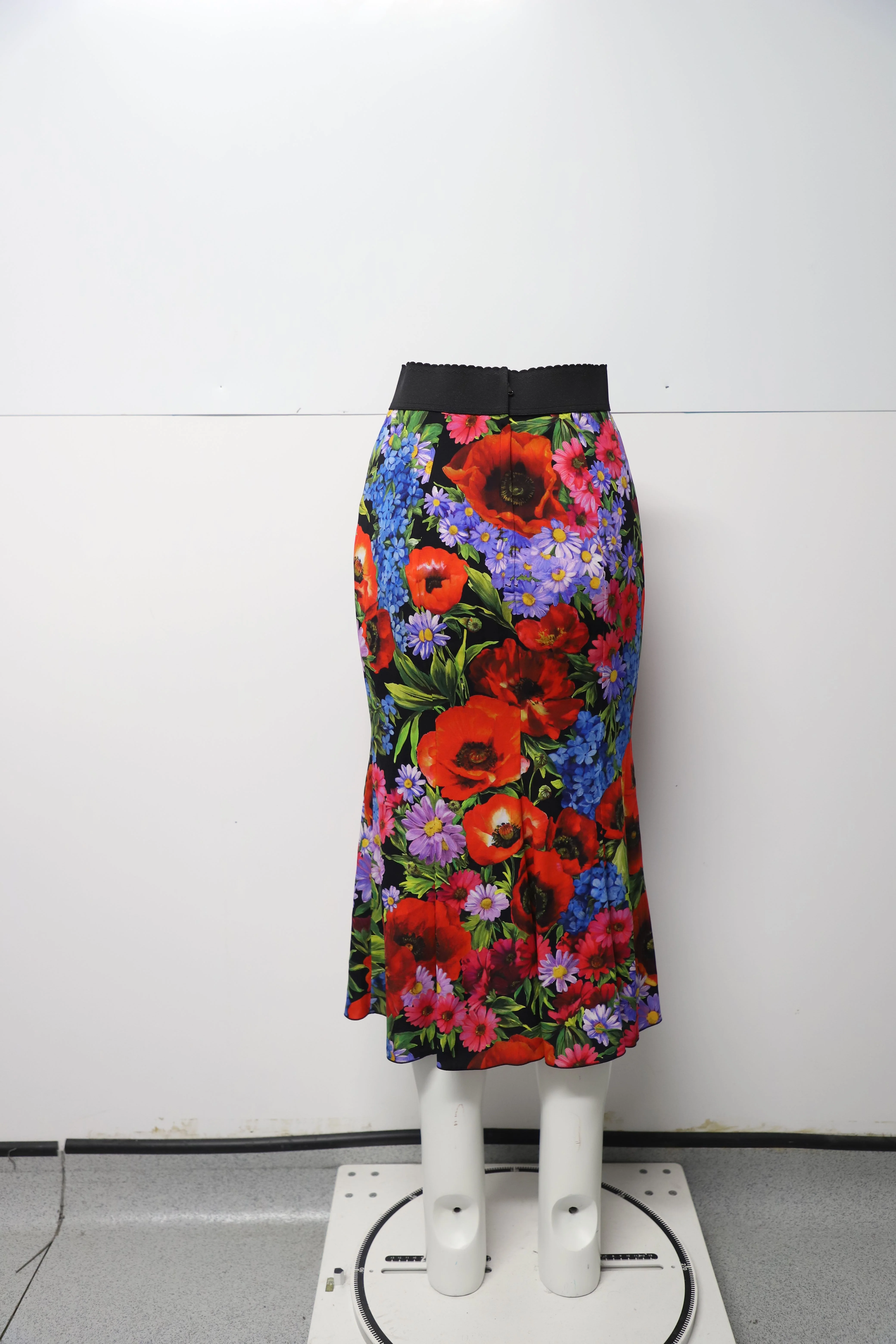 Women's Dolce & Gabbana Midi Skirt in Floral Print Silk - Image 9