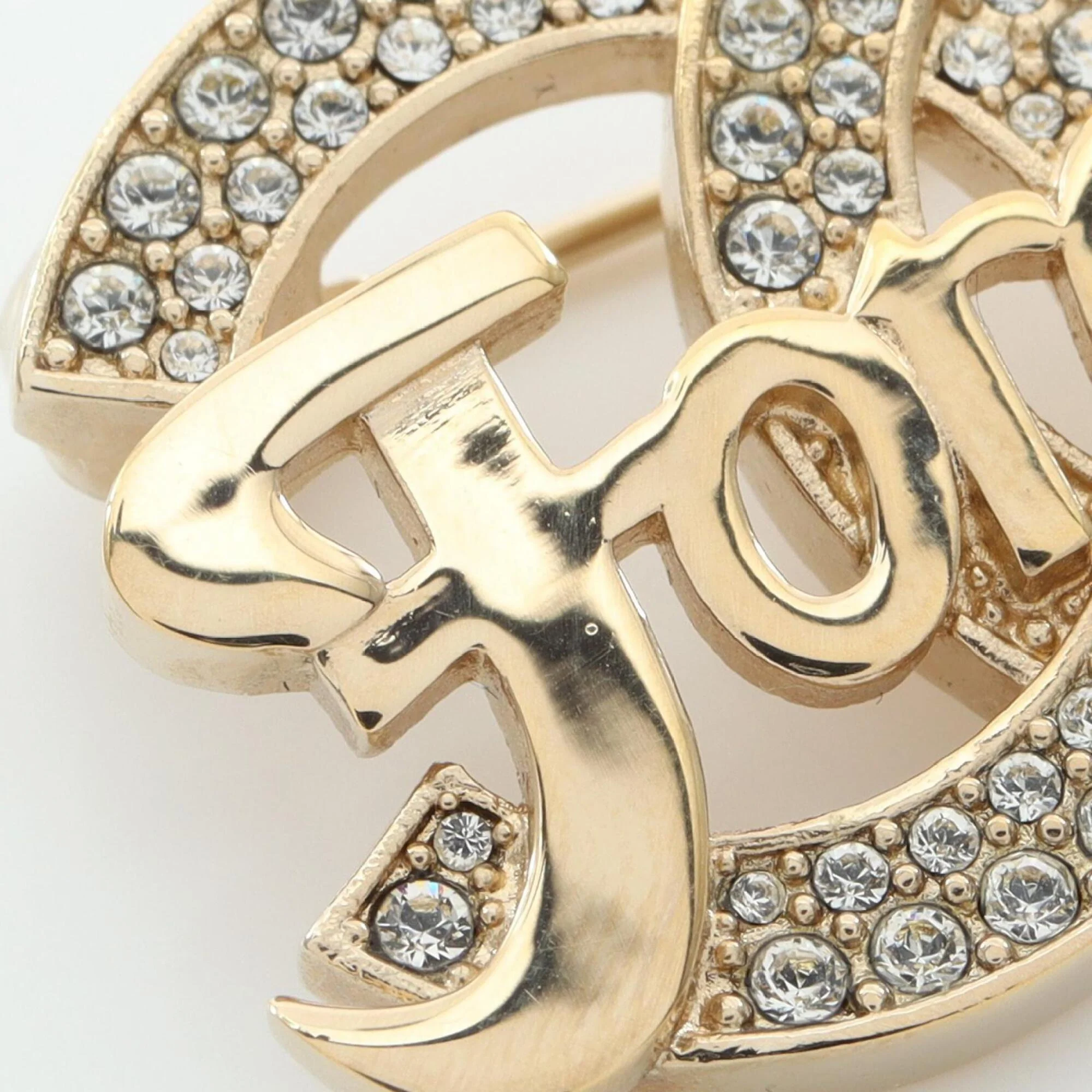 CC Logo Brooch Metal - Image 4