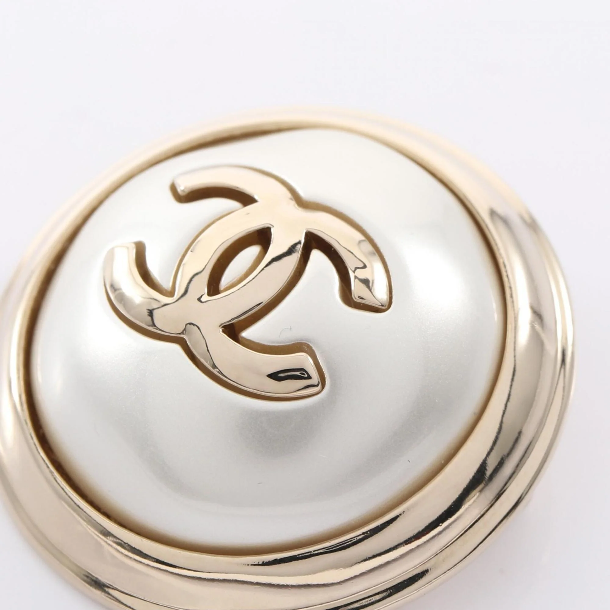CC Logo Circle Brooch Metal - Image 5