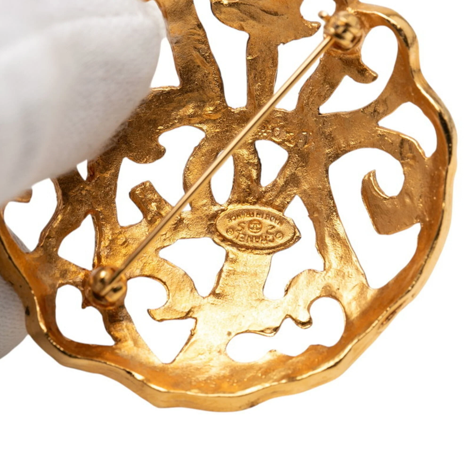 CC Logo Round Brooch Metal - Image 3
