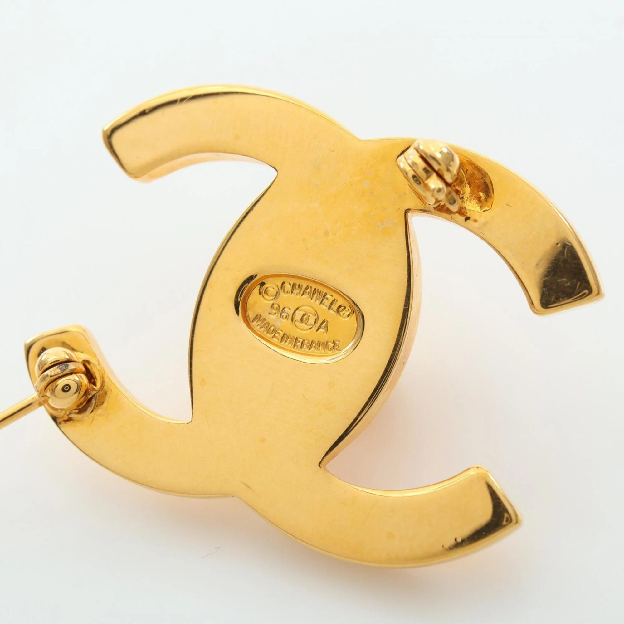 CC Logo Turnlock Brooch Metal - Image 3
