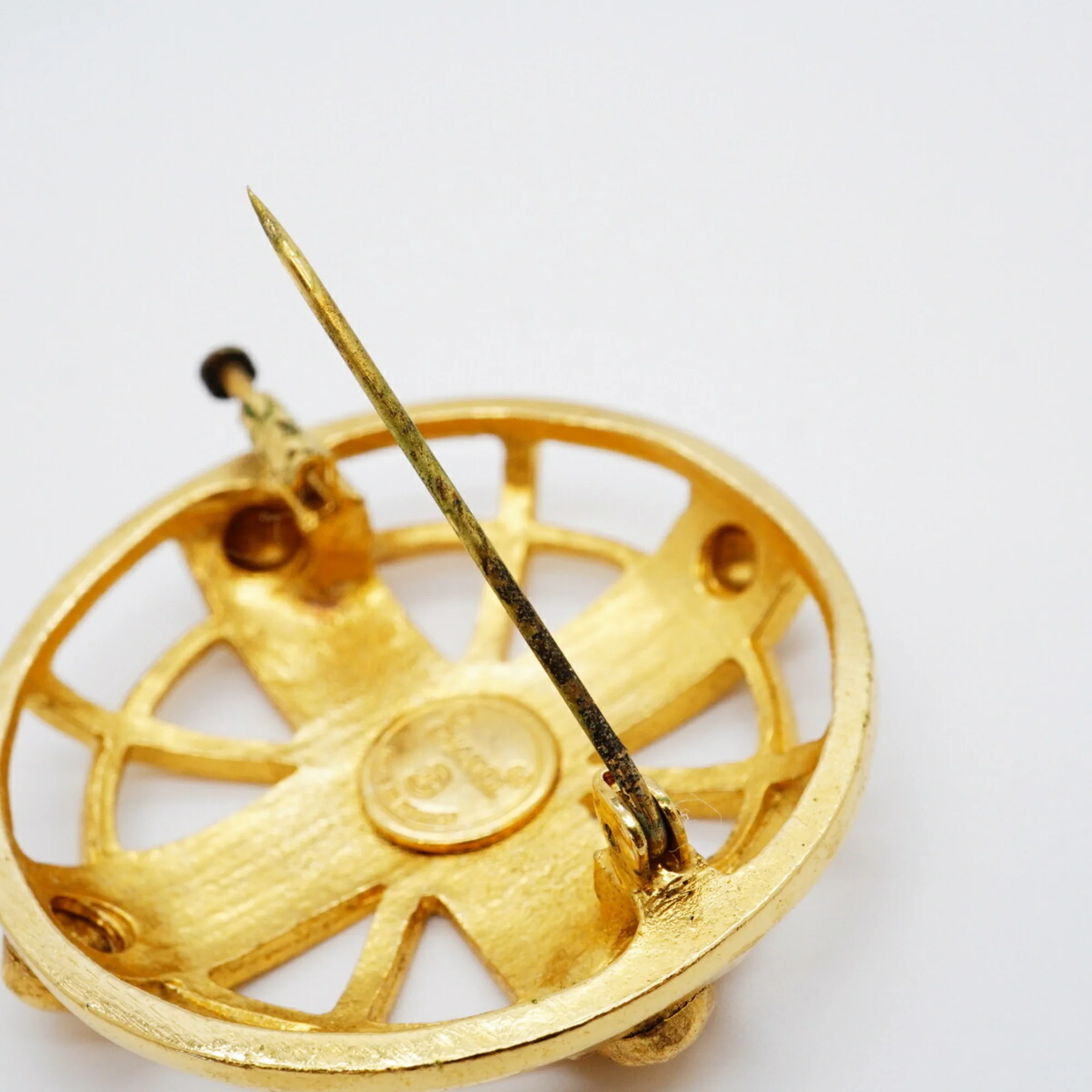 Circle Design Brooch Metal - Image 7
