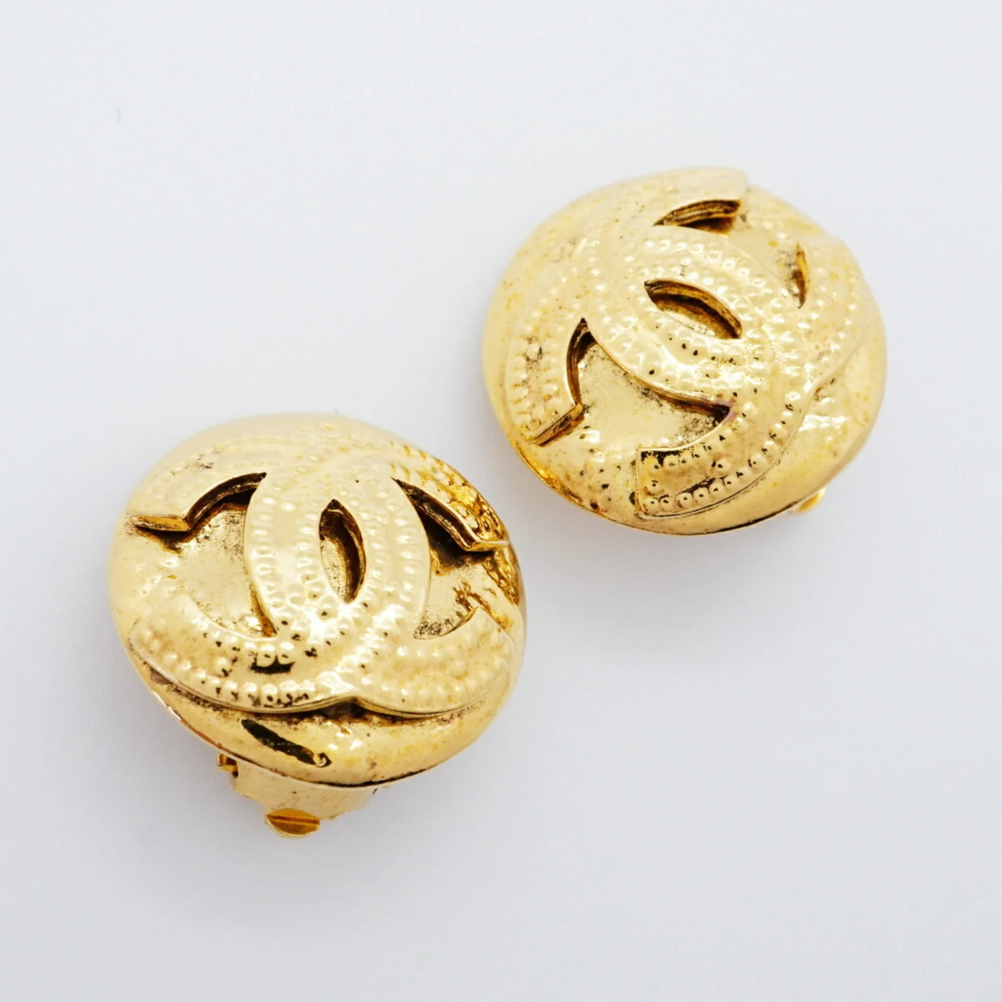 CC Logo Circle Clip-On Earrings Metal Gold-Tone Metal - Image 2