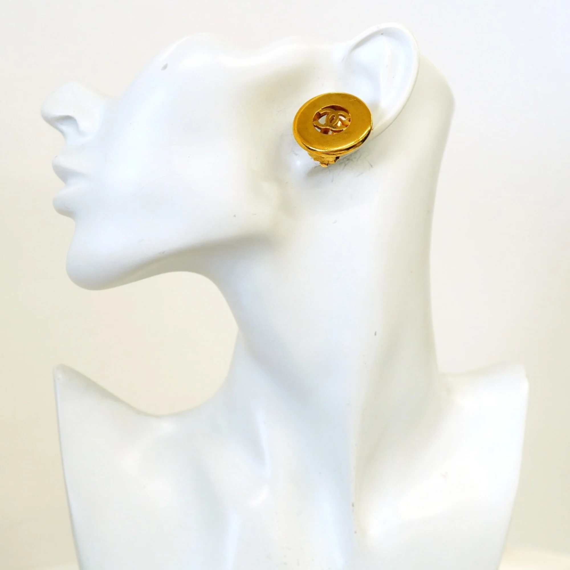 CC Logo Circle Clip-On Earrings Metal Gold-Tone Metal - Image 5
