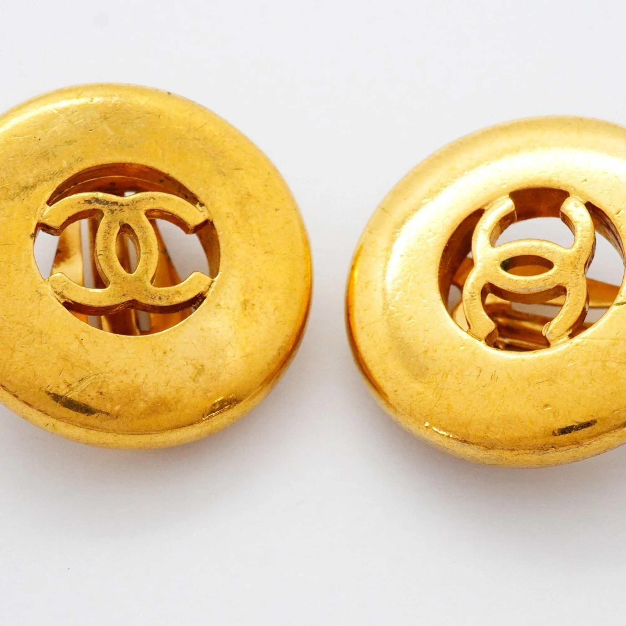 CC Logo Circle Clip-On Earrings Metal Gold-Tone Metal - Image 6