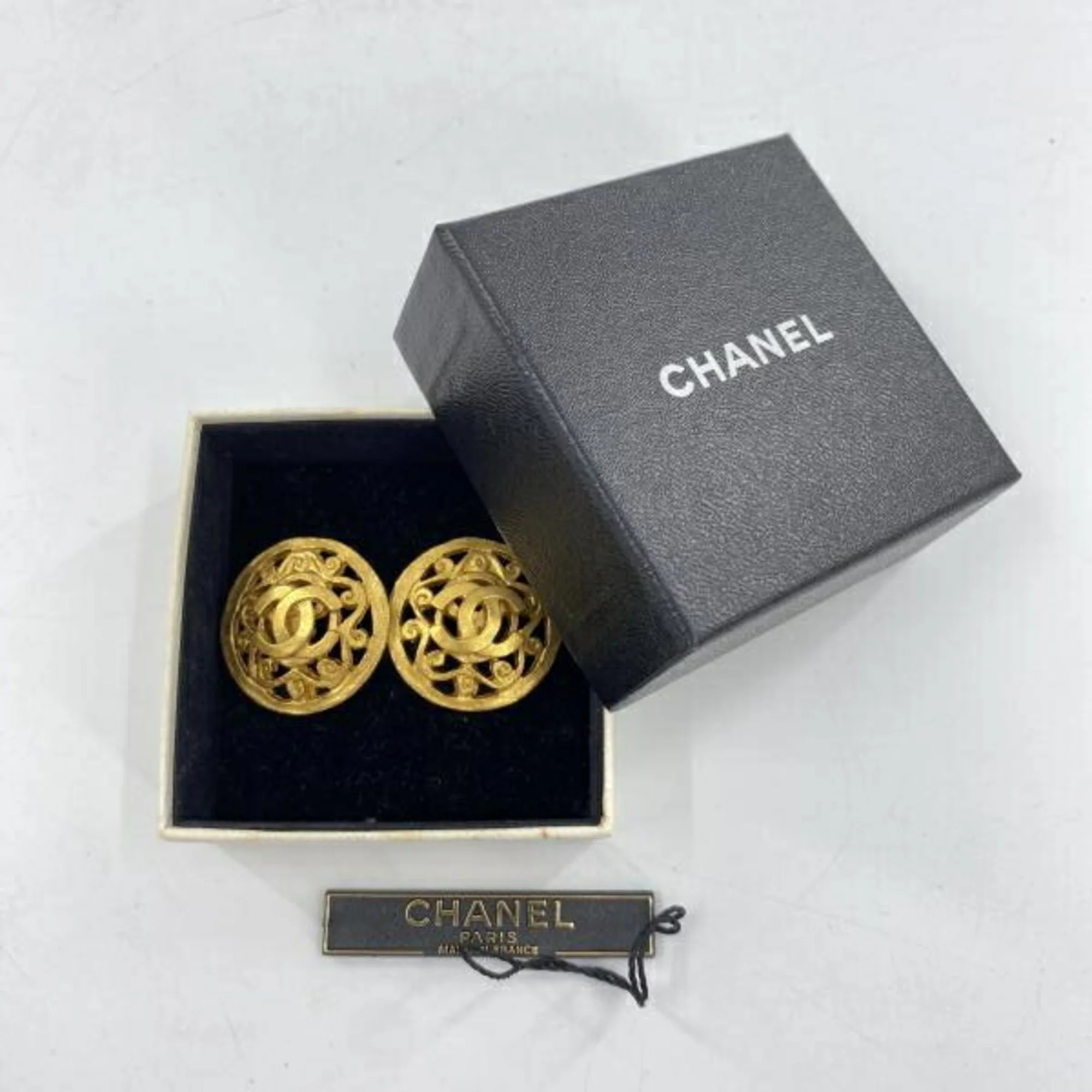 CC Logo Clip-On Earrings Metal - Image 8