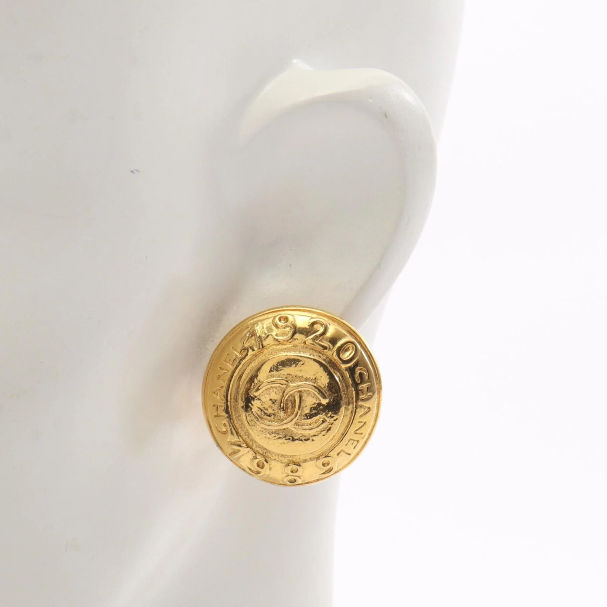 CC Logo Round Clip-On Earrings Metal Gold-Tone Metal - Image 4
