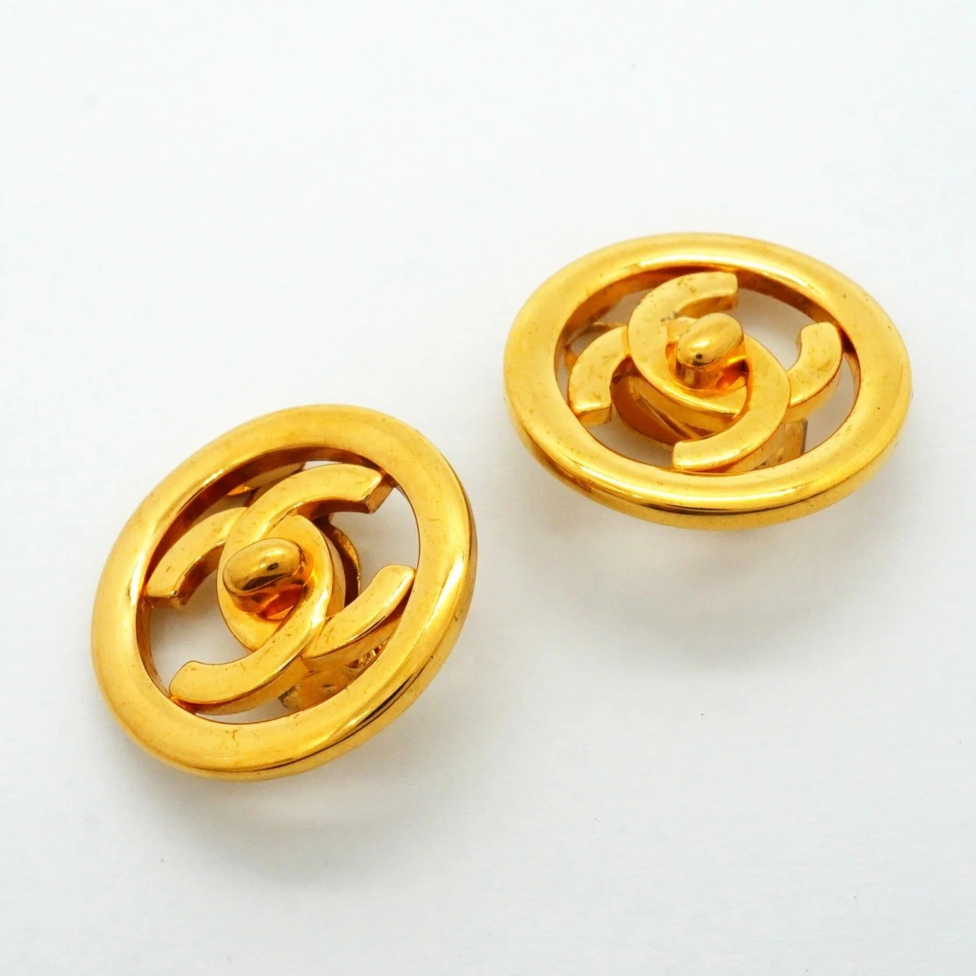 CC Logo Turnlock Circle Earrings Metal Gold-Tone Metal - Image 2