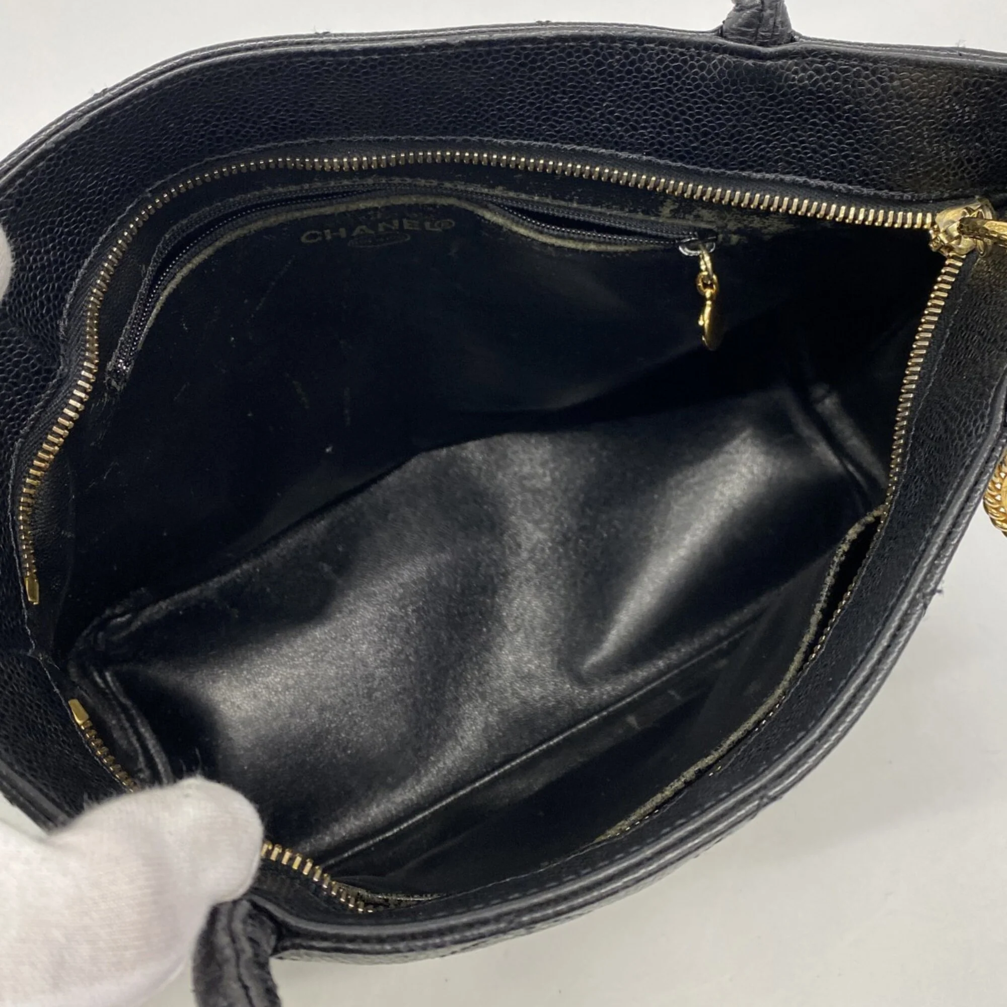 Medallion Tote Quilted Caviar - Image 4