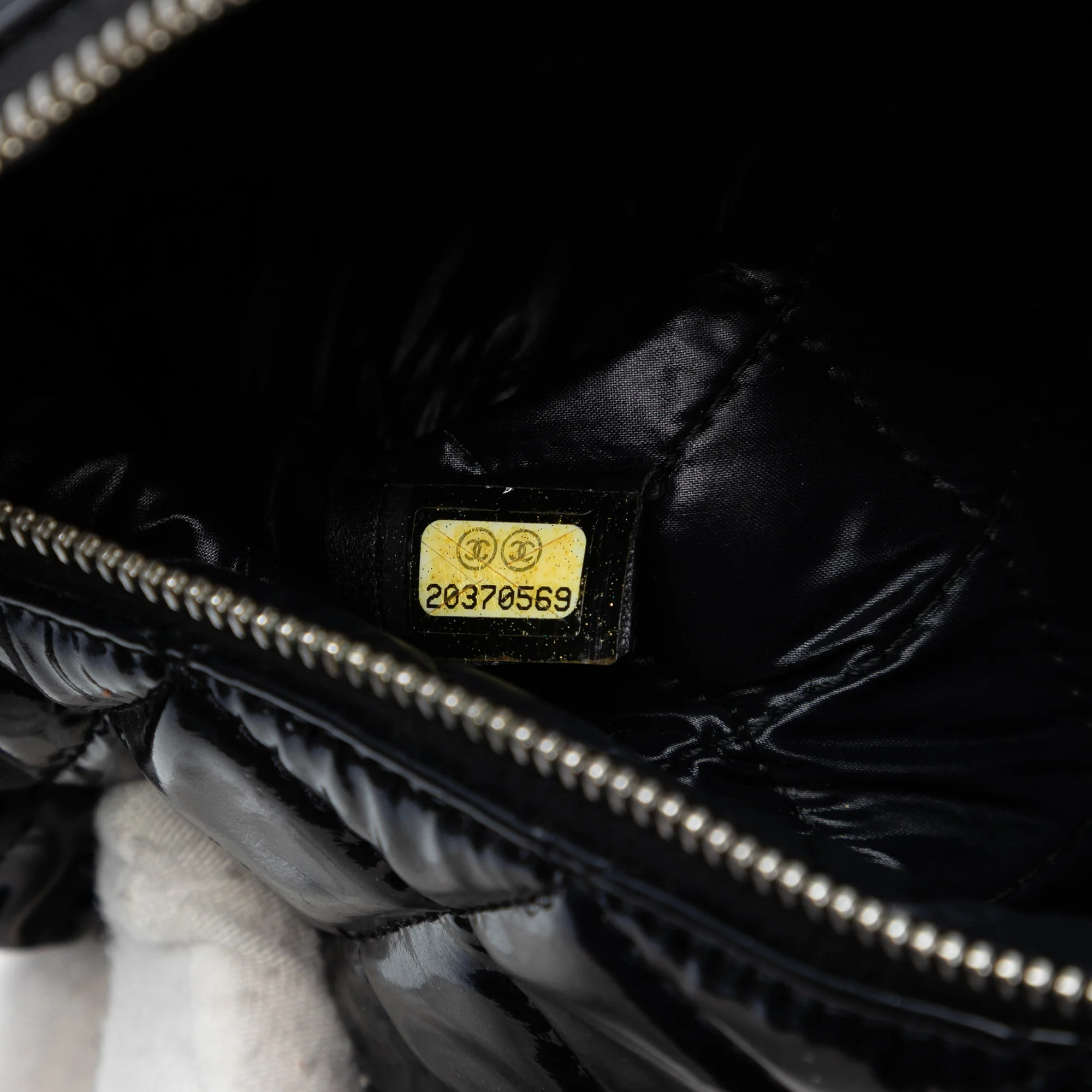 O Case Clutch Quilted Patent Large - Image 6