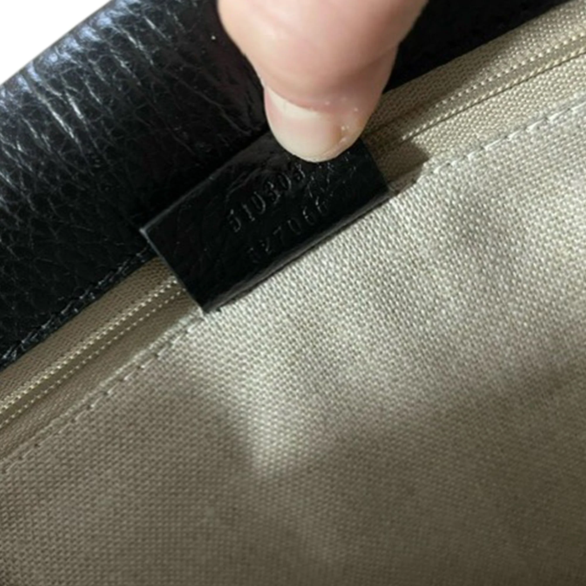 Interlocking Shoulder Bag Leather Medium - Image 8