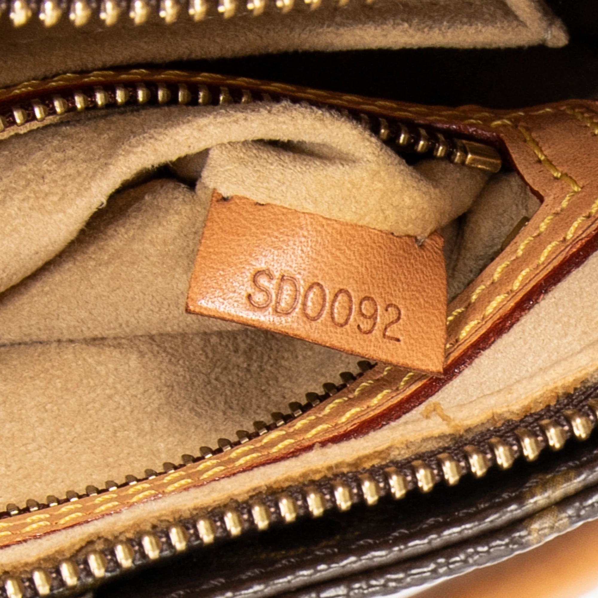 Looping Handbag Monogram Canvas MM - Image 10
