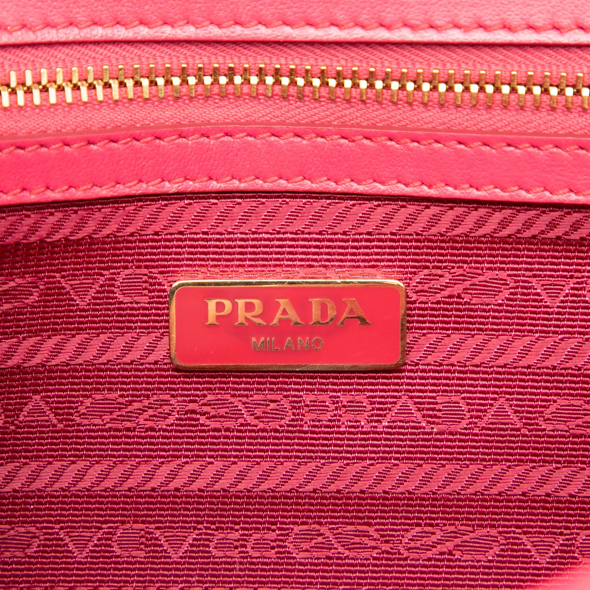 Turn Lock Chain Shoulder Bag Chevron Leather Medium - Image 5