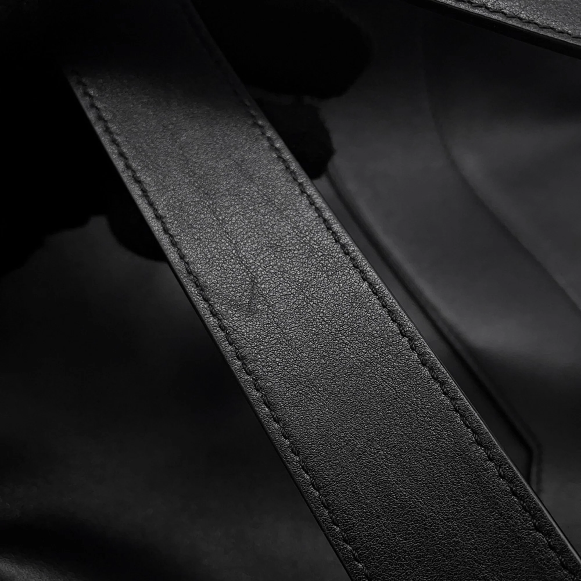 Y Tote Leather Medium - Image 9