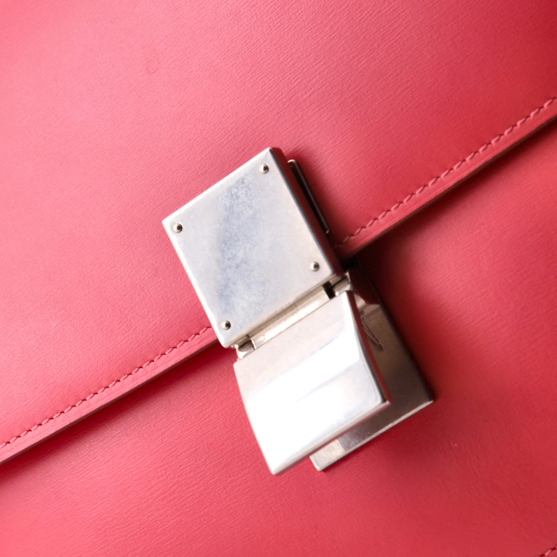 Classic Box Bag Smooth Leather Medium - Image 11