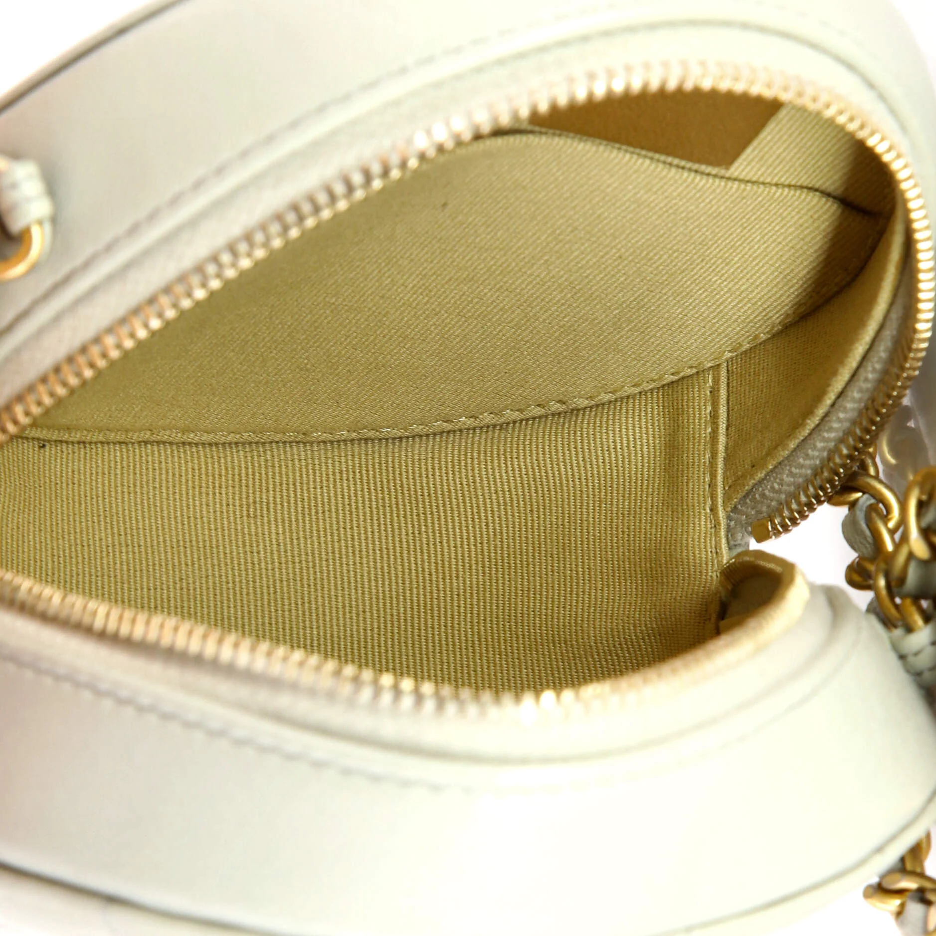Pearl Crush Round Clutch with Chain Quilted Lambskin - Image 5