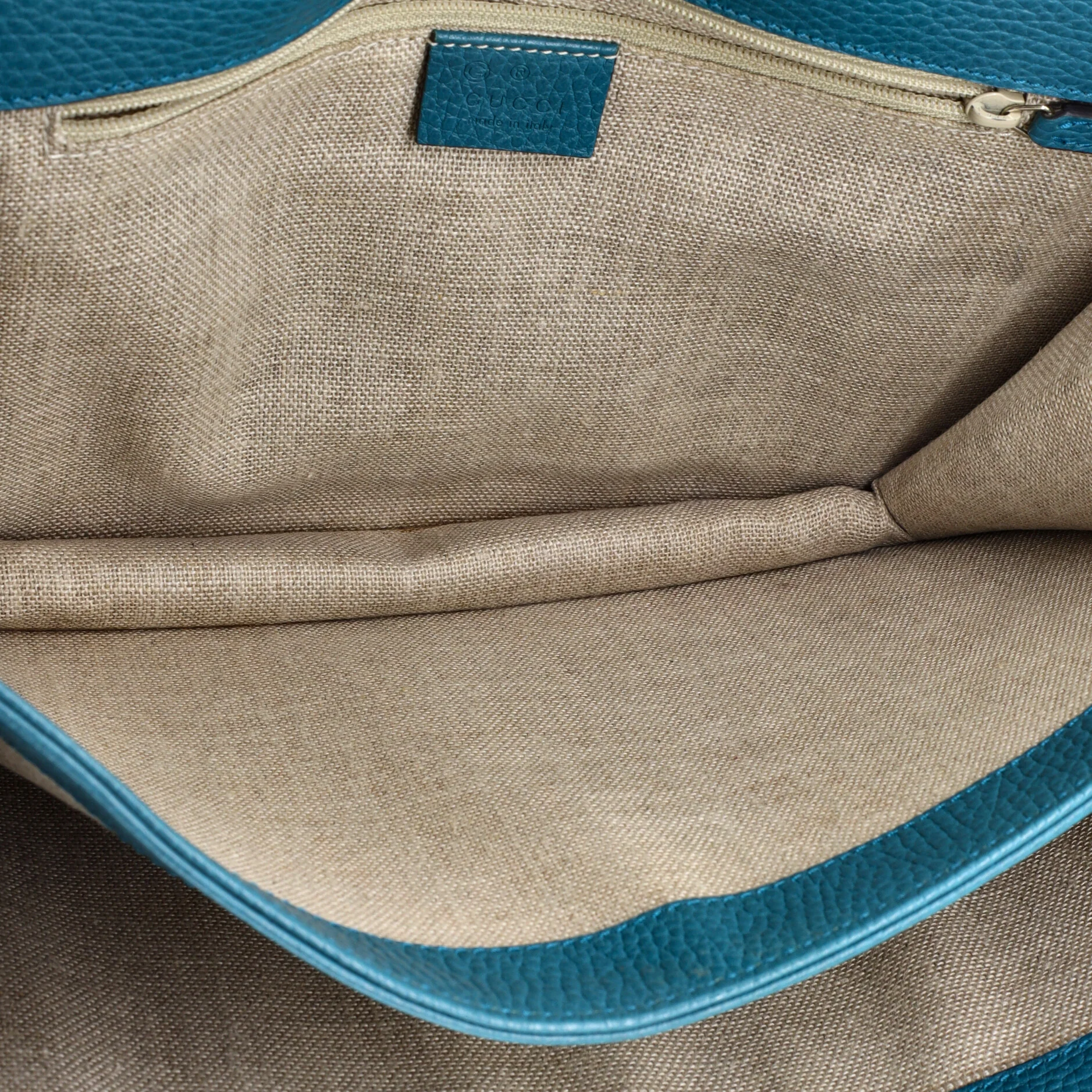 Interlocking Shoulder Bag Leather Medium - Image 5