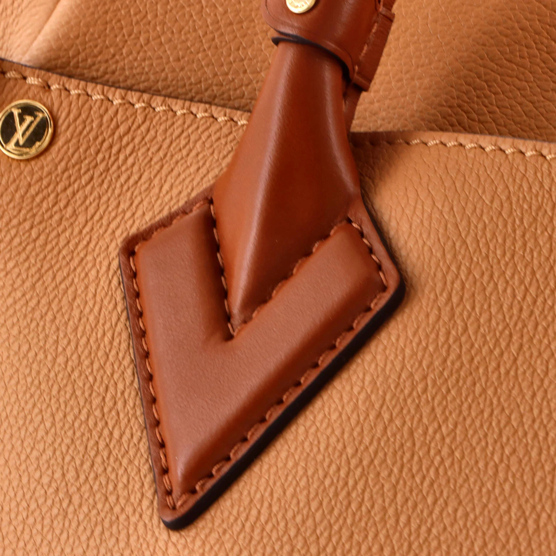 On My Side Tote Mahina Leather MM - Image 6