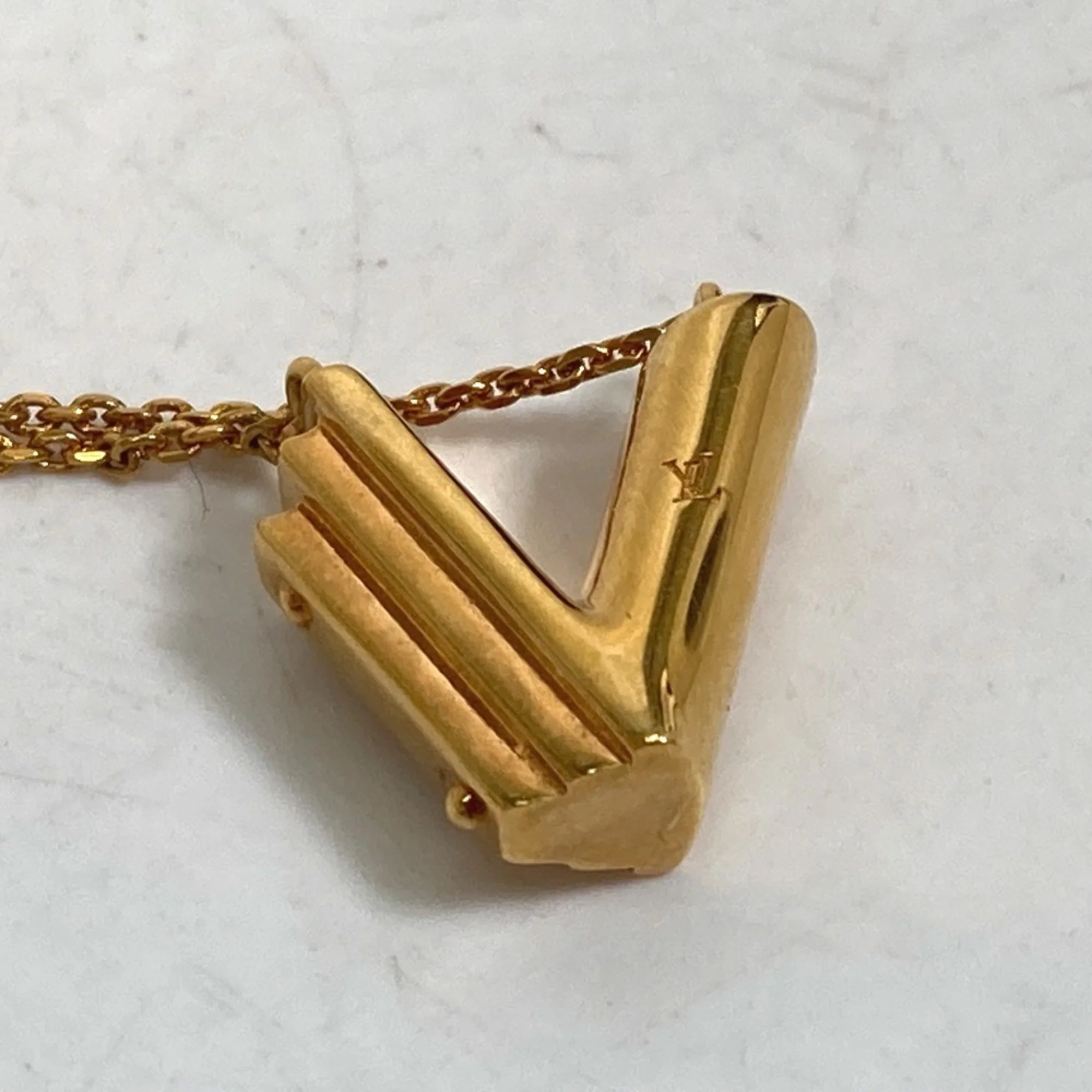 Initial V Pendant Necklace Gold - Image 3