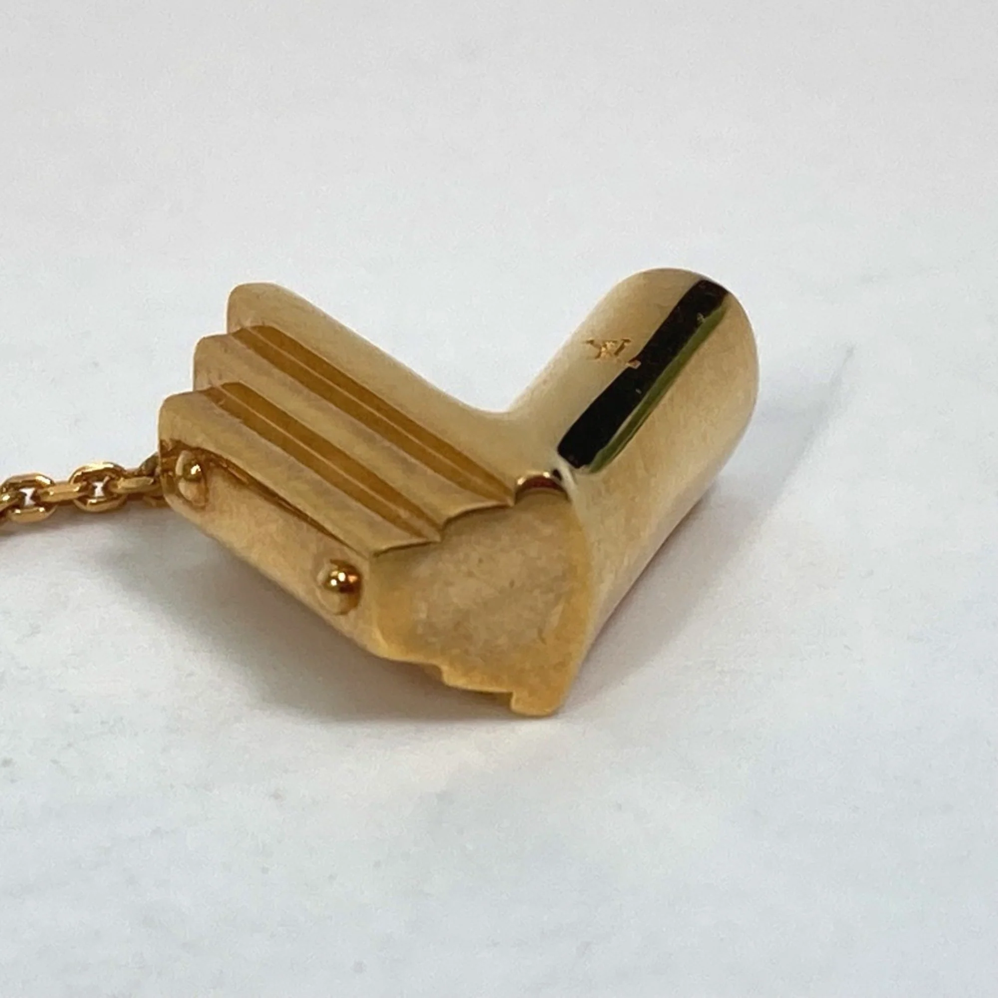 Initial V Pendant Necklace Gold - Image 4