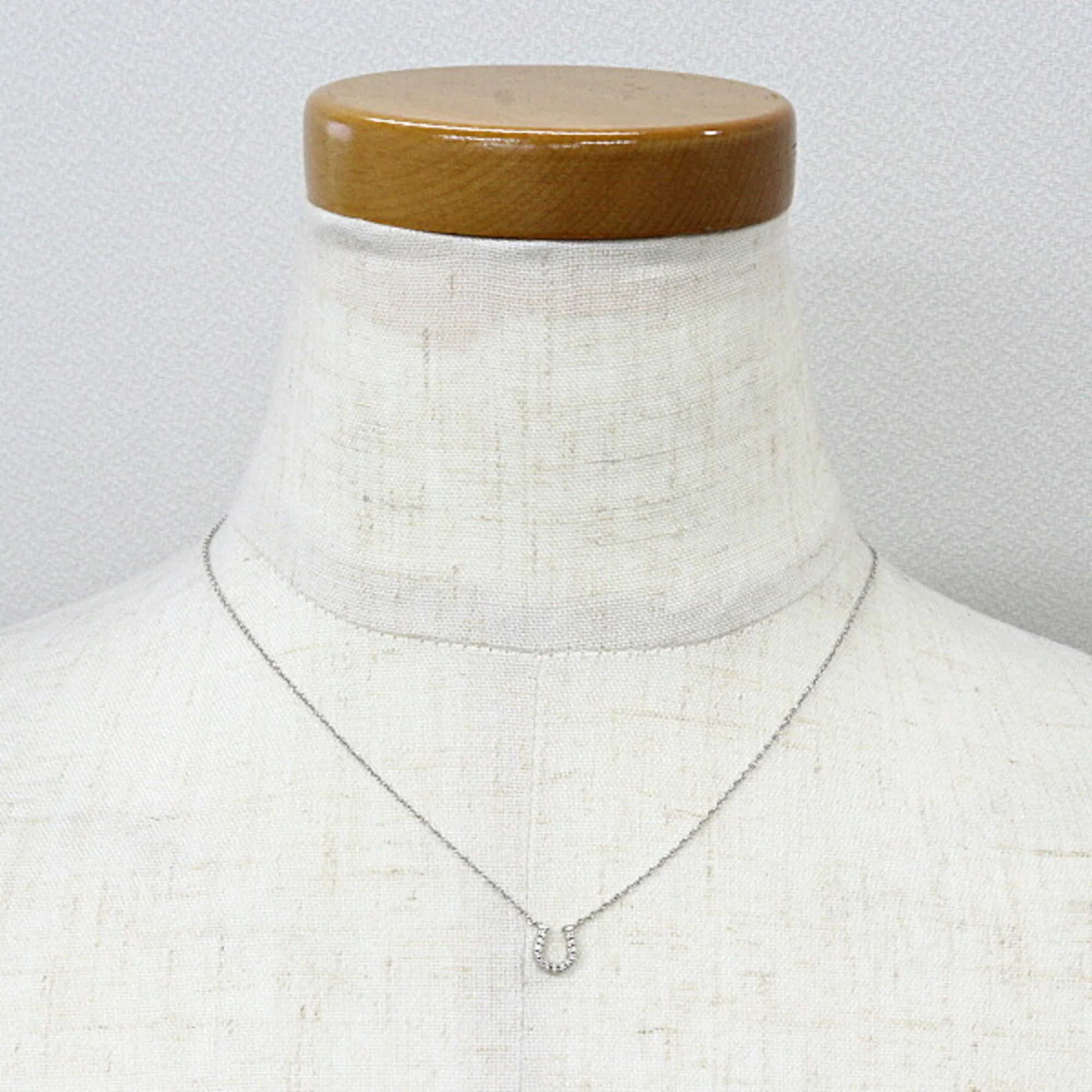 Metro Pendant Necklace 18K White Gold Horseshoe with Diamond - Image 6