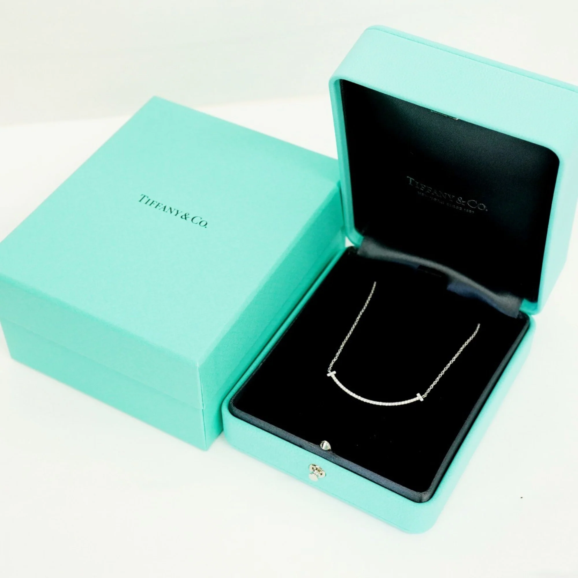 T Smile Pendant Necklace 18K White Gold with Diamonds - Image 8