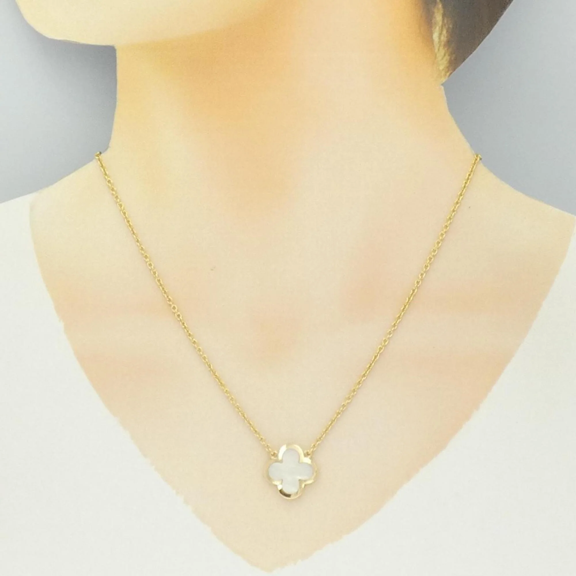 Alhambra Pendant Necklace 18K Yellow Gold and Mother of Pearl - Image 5