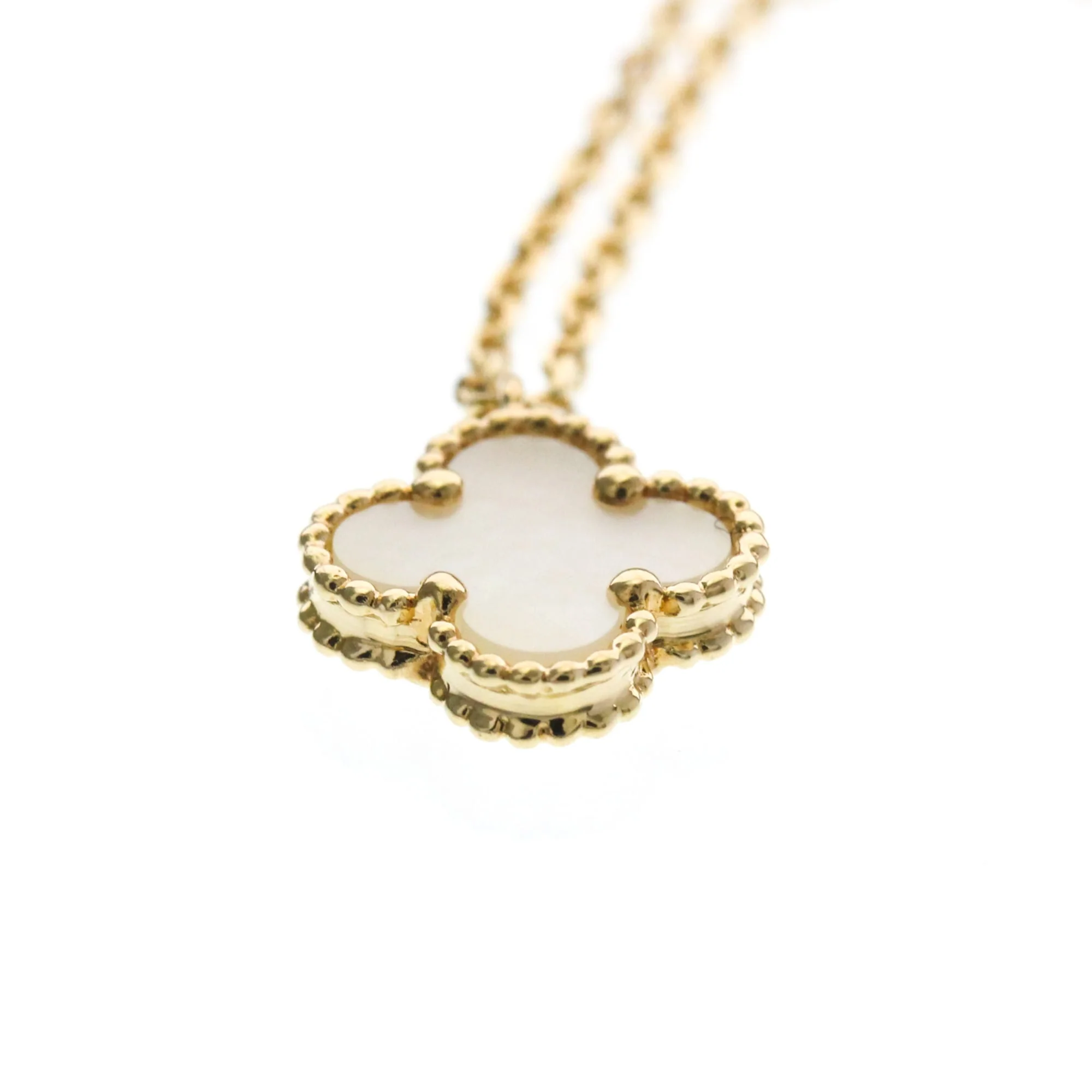 Sweet Alhambra Pendant Necklace 18K Yellow Gold and Mother of Pearl - Image 4