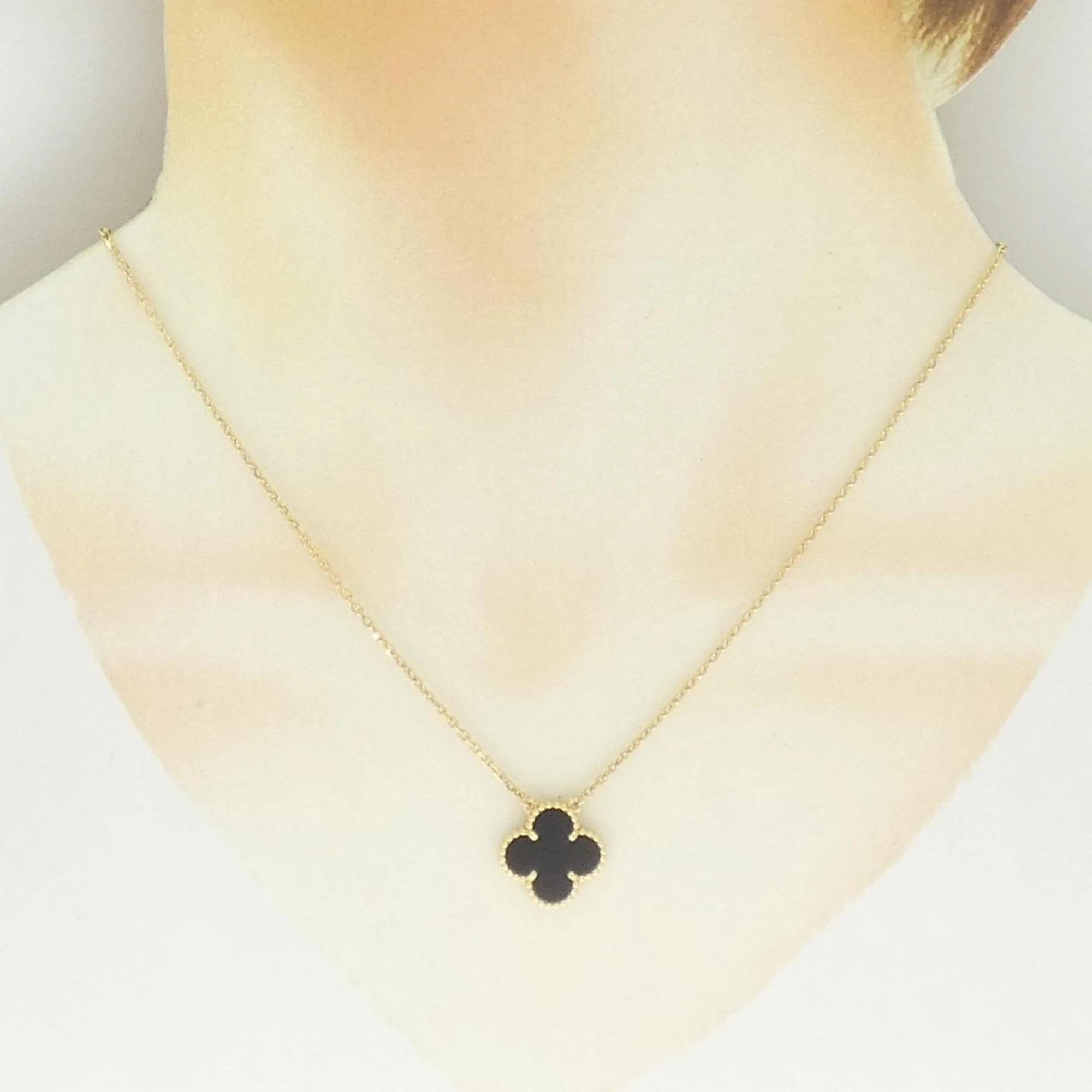 Vintage Alhambra Pendant Necklace 18K Yellow Gold and Onyx - Image 5