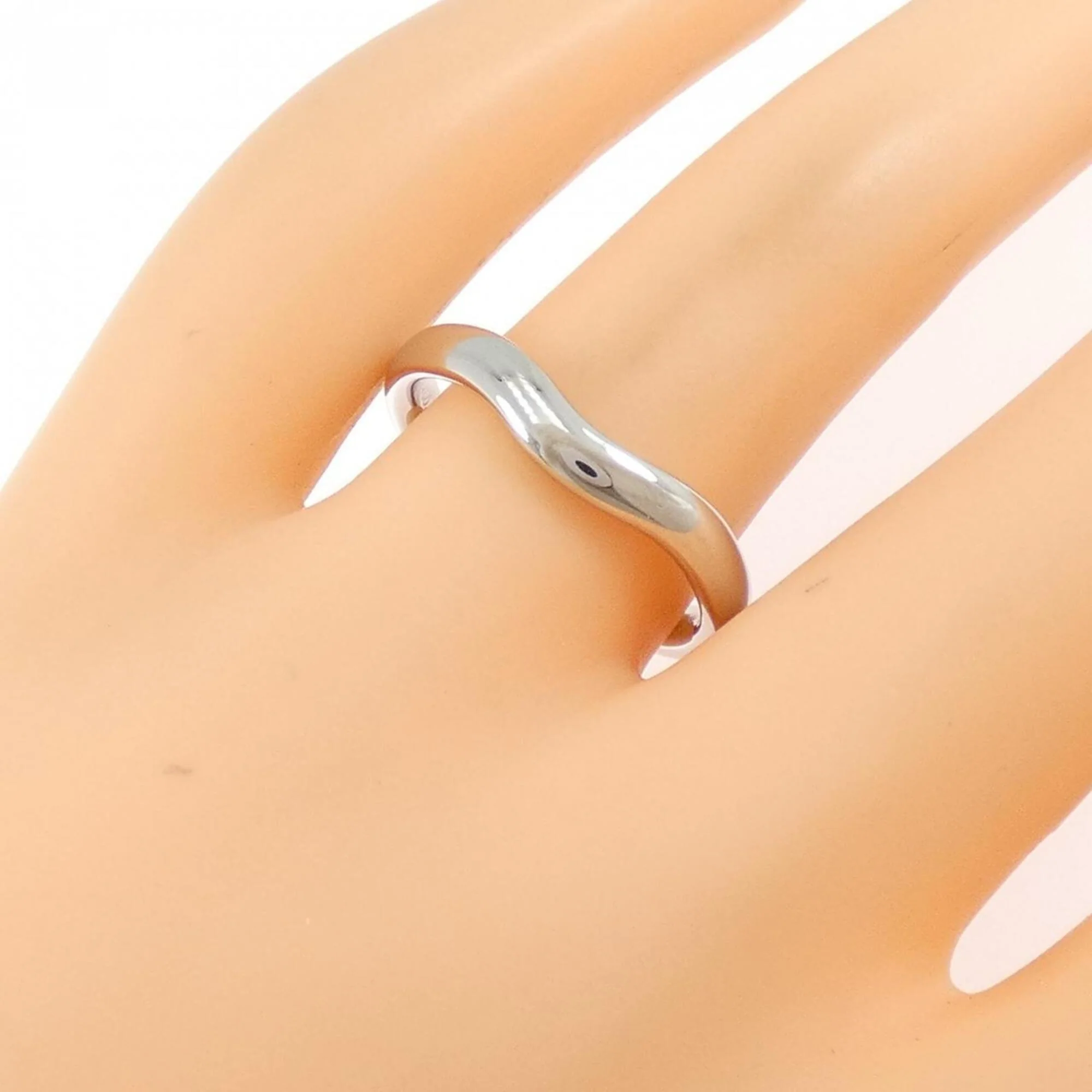Curved Band Ring Platinum - Image 5