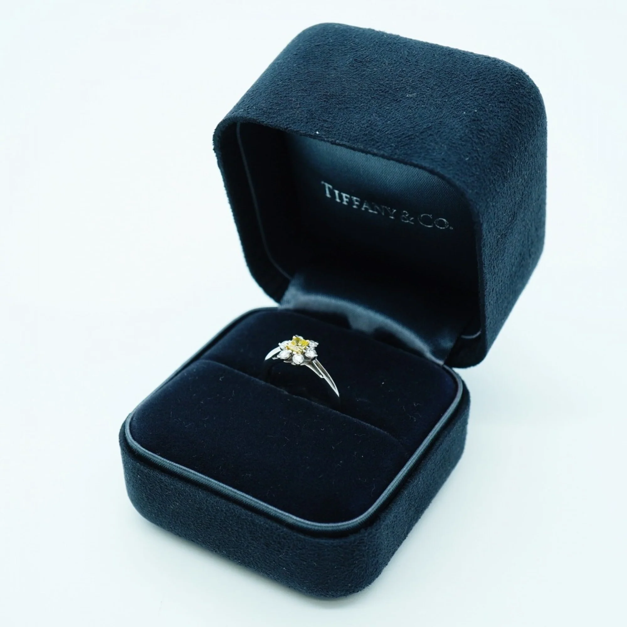 Ring Platinum and 18K Yellow Gold with Diamond - Image 8