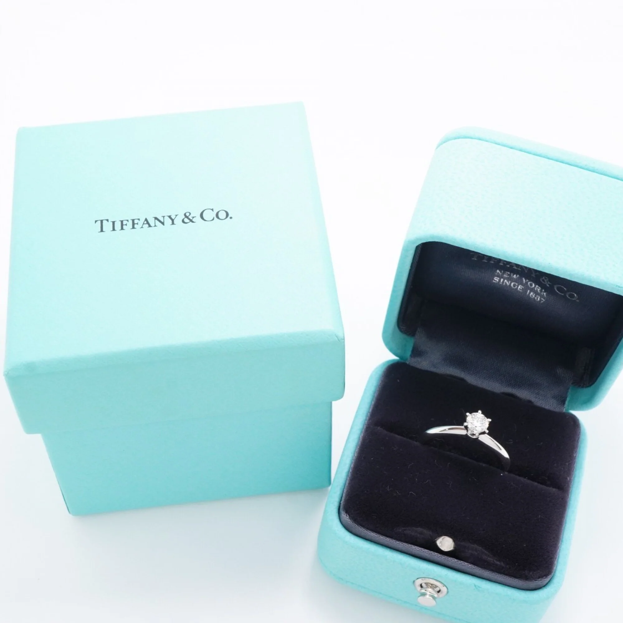 Solitaire Ring Platinum and Diamond - Image 8